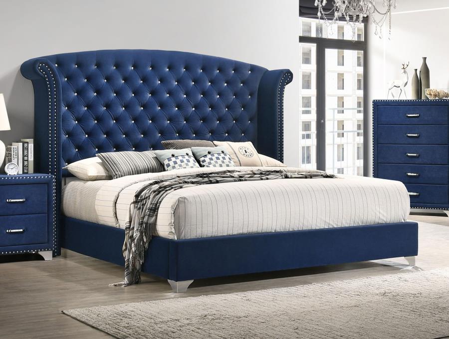 Cama Queen Melody tapizada con respaldo de alas, color azul Pacífico