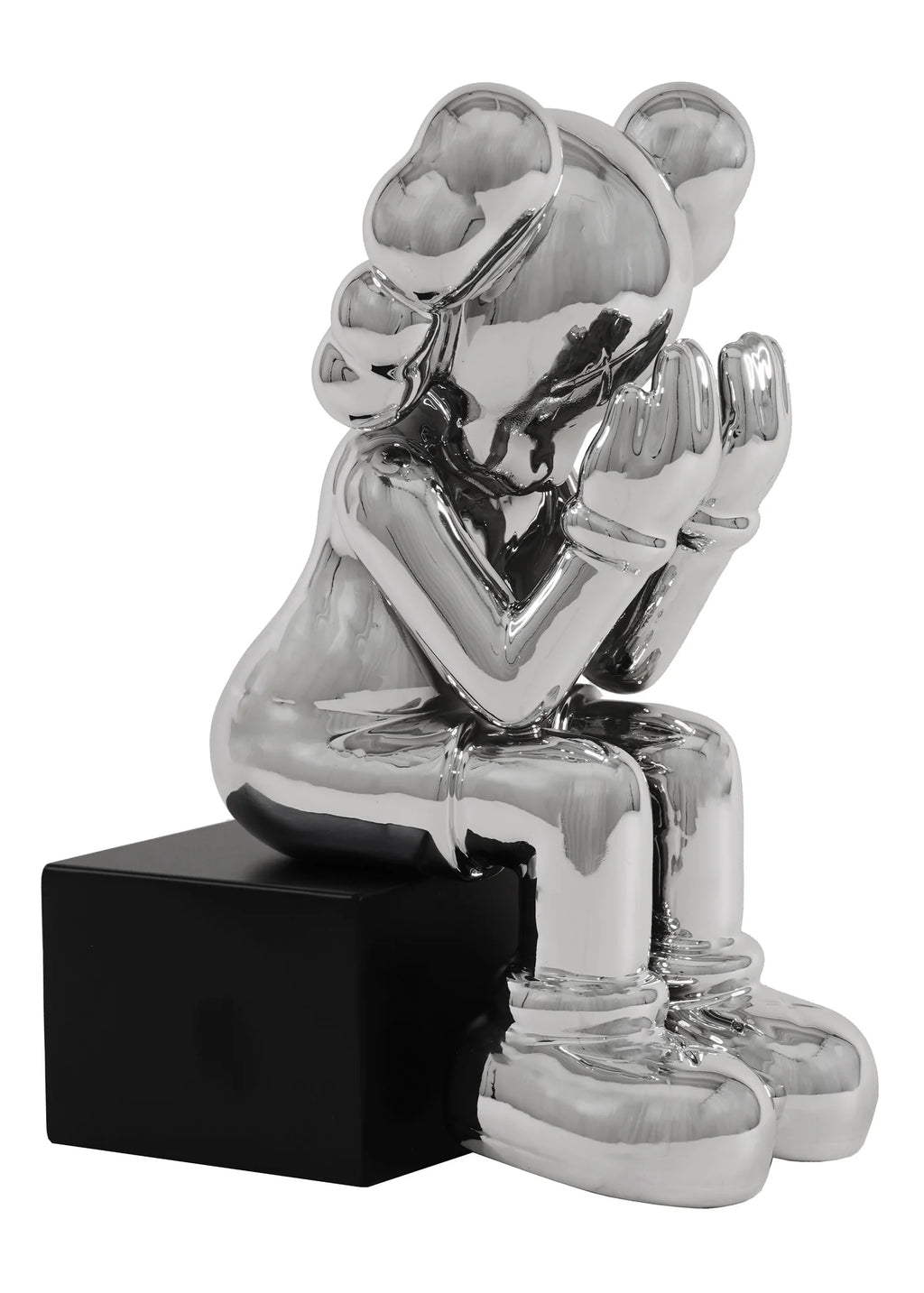 Escultura de payaso sentado