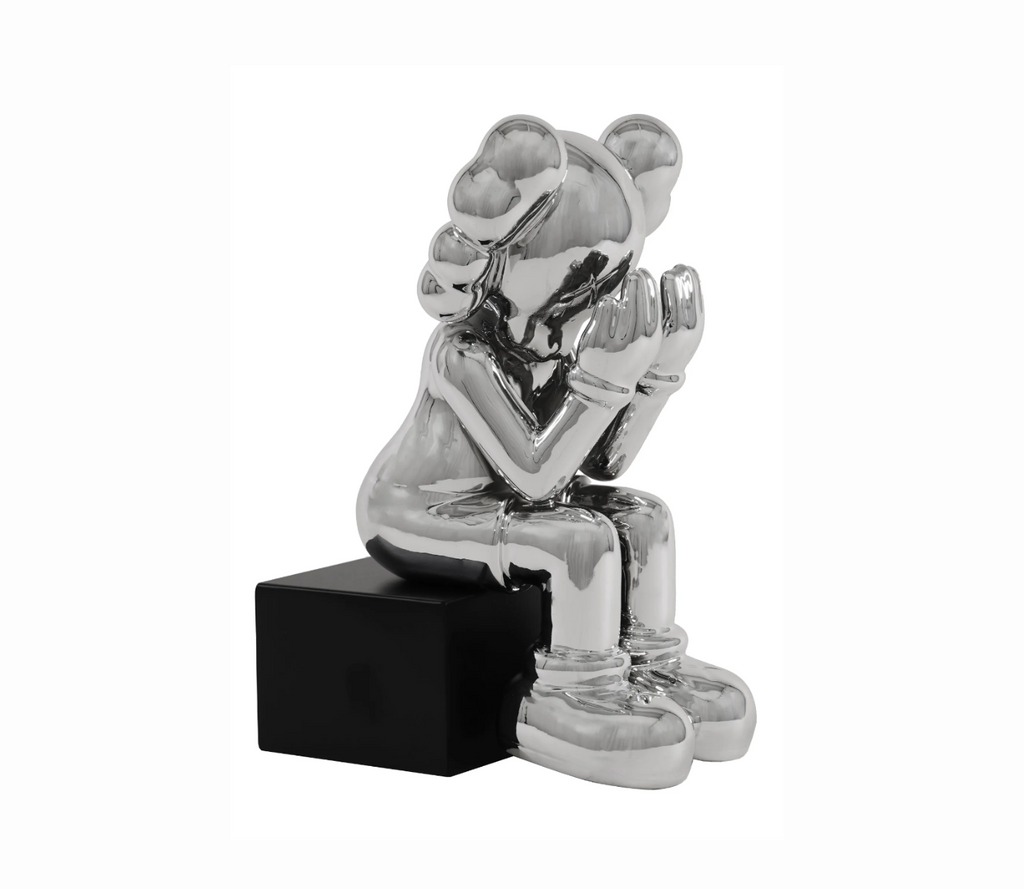Escultura de payaso sentado