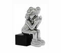 Escultura de payaso sentado